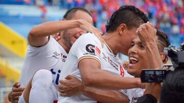 Los Albos se mantuvieron en la cima del f&uacute;tbol salvadore&ntilde;o luego de empatar a dos goles frente a FAS en El Cuscatl&aacute;n.