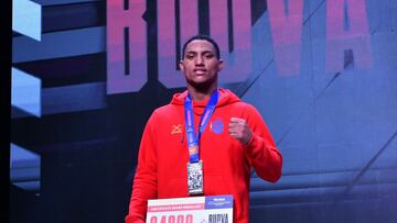 El boxeador español Yolber Bandomo celebra su medalla de plata en los Mundiales de Boxeo Joven de Montenegro.