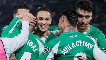 SEVILLA, 17/01/2026.- Los jugadores del Betis celebran tras marcar ante el Villarreal, durante el partido de LaLiga EA Sports que Real Betis y Villarreal CF disputan este sábado en el estadio de La Cartuja, en Sevilla. EFE/José Manuel Vidal