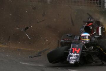 Fernando Alonso impacta contra el muro tras chocar con Gutierrez.