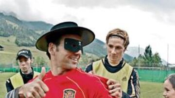 Fernando Torres junto a un aficionado español