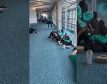 Vídeo: León está varado en Vancouver, los jugadores duermen en el piso y bancas del aeropuerto