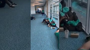 Vídeo: León está varado en Vancouver, los jugadores duermen en el piso y bancas del aeropuerto