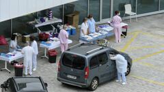 Personal sanitario del Hospital de Eibar realiza test PCR a conductores de veh&iacute;culos en el parking del centro, en Eibar, Guip&uacute;zcoa, Pa&iacute;s Vasco (Espa&ntilde;a), a 17 de julio de 2020. En Eibar ya se han contado 18 positivos desde el d&