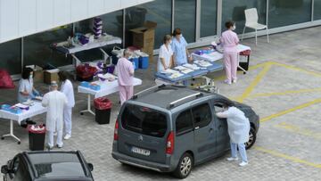 Personal sanitario del Hospital de Eibar realiza test PCR a conductores de vehículos en el parking del centro, en Eibar, Guipúzcoa, País Vasco (España), a 17 de julio de 2020. En Eibar ya se han contado 18 positivos desde el día 12 y por ello, para evitar la propagación del virus, se realizan los test masivos.
17 JULIO 2020;COVID-19;CORONAVIRUS;PREVENCIÓN;TEST PCR
Javi Colmenero / Europa Press
17/07/2020