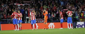 Los jugadores del Atlético se lamentan tras el partido y le agradecen el apoyo a su afición.