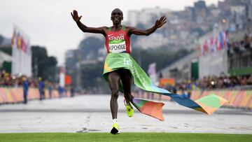 Eliud Kipchoge celebra su victoria en la prueba de marat&oacute;n de los Juegos Ol&iacute;mpicos de R&iacute;o 2016.