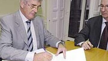 <b>EN LA NOTARÍA</B>. El notario Carlos Rives, a la izquierda, certifi ca en el acta la entrega de los avales.