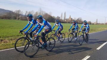 El equipo Ciclismo Bolivia rueda por la carretera durante un entrenamiento.