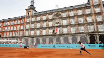 Pista de tierra batida, que replica todos lo detalles de las que pisan los profesionales en la Caja Mágica durante el Mutua Madrid Open, en la Plaza Mayor de Madrid este domingo. El torneo se disputará del 22 de abril al 5 de mayo