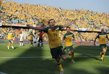 Australia se presentaba ante Ghana con la intención de limpiar la imagen que había dado ante Alemania. Y rápido iba a intentar comenzar su cometido: en el minuto 11 Holman aprovechó un despeje en corto de Kingston (el 'Jabulani' volvió a hacer de las suyas) para abrir el marcador...