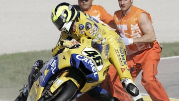 Valentino Rossi tras caerse en Cheste en 2006.
