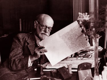 El 23 de septiembre de 1939 falleció Sigmund Freud en Londres, a los 83 años, tras una larga lucha contra el cáncer de mandíbula.
Fundador del psicoanálisis, dejó una profunda huella en la psicología, la filosofía y la cultura del siglo XX.
Exiliado de Austria por el nazismo, vivió sus últimos años en Inglaterra.