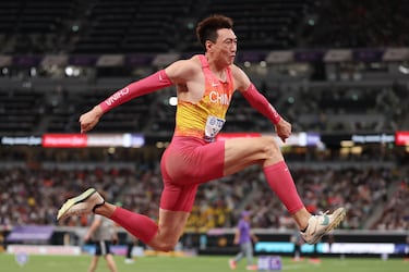 Yaming Zhu, del equipo de la República Popular China, compite en la final masculina de triple salto durante el séptimo día del Campeonato Mundial de Atletismo Tokio. 