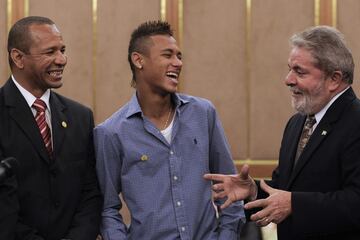 Neymar, su padre y Lula da Silva conversan amigablemente en agosto de 2010. 