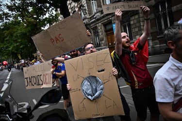 Cada verano, a lo largo de las sinuosas carreteras del Tour de Francia, se desarrolla un ritual menos conocido al borde del recorrido. Armados con redes caseras, cajas de cartón y cestas, todos ellos convertidos en dianas improvisadas, los espectadores ansiosos se posicionan con la esperanza de conseguir un preciado recuerdo: una bidón.