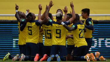 Ecuador&#039;s players celebrates after scoring against Colombia during their closed-door 2022 FIFA World Cup South American qualifier football match at the Rodrigo Paz Delgado Stadium in Quito on November 17, 2020. (Photo by RODRIGO BUENDIA / POOL / AFP)