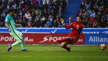 VITORIA-GASTEIZ, SPAIN - FEBRUARY 11: Luis Suarez (L) of FC Barcelona scores their opening goal during the La Liga match between Deportivo Alaves and FC Barcelona at Estadio de Mendizorroza on February 11, 2017 in Vitoria-Gasteiz, Spain. (Photo by Gonzalo Arroyo Moreno/Getty Images)
