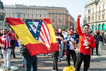Un buen n¨²mero de aficionados ha viajado a Mil¨¢n para acompa?ar al equipo en la ida de los octavos de final de la Champions League ante el Inter.