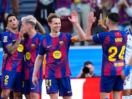 Cancelo puso el enésimo centro y De Jong llegó desde atrás para rematar de primeras en el aire con el interior.