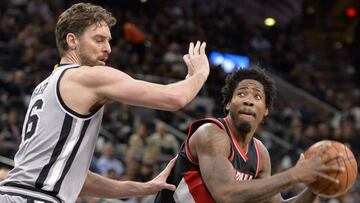 SAN02. SAN ANTONIO (TX, EE.UU.), 30/12/2016.- El jugador de Spurs Pau Gasol (i) marca a Ed Davis (d), de Trail Blazers, hoy, viernes 30 de diciembre de 2016, durante un partido por la NBA entre Trail Blazers y Spurs, en San Antonio, Texas (EE.UU.). EFE/Darren Abate