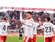 GIRONA, 14/03/2026.- El extremo argentino del Girona Claudio Echeverri celebra tras anotar el 3-0 final durante el partido de liga entre el Girona y el Athletic celebrado este sábado en el estadio Montilivi en Girona. EFE/ Siu Wu