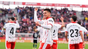 GIRONA, 14/03/2026.- El extremo argentino del Girona Claudio Echeverri celebra tras anotar el 3-0 final durante el partido de liga entre el Girona y el Athletic celebrado este sábado en el estadio Montilivi en Girona. EFE/ Siu Wu