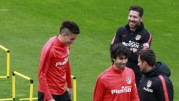 Giménez ante la mirada de Simeone.