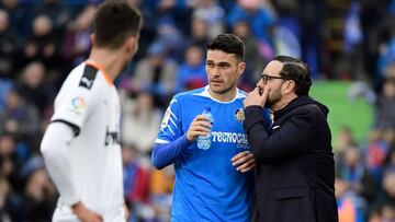 Getafe's Spanish coach Jose Bordalas (R) talks to Getafe's Spanish forward Jorge Molina during the Spanish league football match between Getafe CF and Valencia CF at the Col. Alfonso Perez stadium in Getafe on February 8, 2020. (Photo by JAVIER SORIANO / 