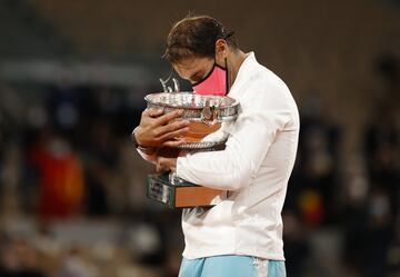 Rafa Nadal celebrando su victoria en Roland Garros por 13ª vez