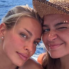 El espectacular posado de Laura Escanes y Jessica Goicoechea durante sus vacaciones en Menorca: “Diosa total”