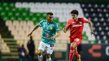 (L-R),  Angel Mena of Leon e Isaias Violante of Toluca during the game Leon vs Toluca, corresponding to Round 13 of the Torneo Apertura 2023 of the Liga BBVA MX, at Nou Camp Stadium, on October 21, 2023. 

<br><br>

(I-D), Angel Mena de Leon e Isaias Violante de Toluca  durante el partido Leon vs Toluca, correspondiente a la Jornada 13 del Torneo Apertura 2023 de la Liga BBVA MX, en el Estadio Nou Camp, el 21 de Octubre de 2023.