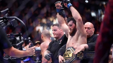 Magomed Ankalaev con el cinturón del peso semipesado de la UFC.