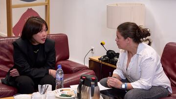 La presidenta del Granada conversa con la redactora de AS durante un momento de la entrevista. 