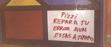 Fanáticos rayan Pinto Durán con mensajes contra Pizzi