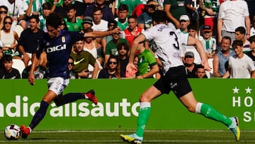 Marco Sangalli, del Oviedo, y Satrústegui, del Racing.