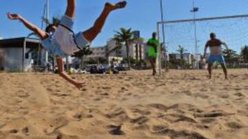 En la playa es más fácil tratar de hacer las chilenas y voleas que los profesionales muestran sobre el campo. A alguno incluso le sale bien.
