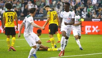 Soccer Football - Bundesliga - Borussia Moenchengladbach v Borussia Dortmund - Borussia-Park, Moenchengladbach, Germany - September 25, 2021 Borussia Moenchengladbach&#039;s Denis Zakaria scores their first goal REUTERS/Thilo Schmuelgen DFL regulations pr