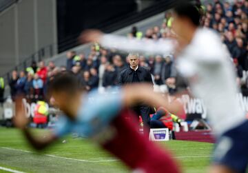 Jose Mourinho observa el partido desde la banda.
