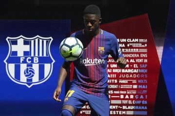 Barcelona's new player Ousmane Dembele controls a ball at the Camp Nou stadium in Barcelona, during his official presentation by the Catalan football club, on August 28, 2017.