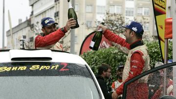 El piloto gallego V&iacute;ctor Senra (d) y David V&aacute;zquez (Ford Fiesta R5) celebran la victoria en la 47 edici&oacute;n del Rally de Ferrol, cuarta cita del Campeonato de Espa&ntilde;a de Rallys de Asfalto.