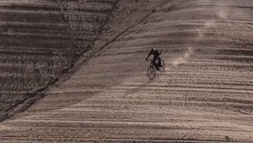El piloto de MTB Kilian Bron bajando con su bici por una montaña con texturas en los Pirineos.