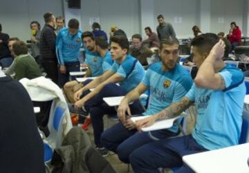 Jugadores del Barcelona durante la rueda de prensa de Carles Puyol jugador del Barcelona en la que anuncia  a los medios de comunicación que dejará el club catalán al final de la temporada.