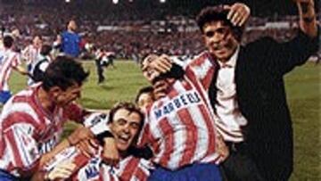 Campeones en 1996. En la Romareda se festejó el título copero.