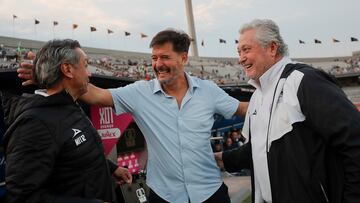 MEX2564. CIUDAD DE MÉXICO (MÉXICO), 09/02/2025.- El entrenador del Mazatlán, Víctor Manuel Vucetich (d), y su auxiliar técnico Gilberto Adame (i), saludan al entrenador de Pumas, Gustavo Lema este domingo, durante un partido por la jornada 6 del torneo Clausura 2025 de la Liga MX entre Pumas y Mazatlán en el Estadio Olímpico Universitario en Ciudad de México (México). EFE/ Isaac Esquivel