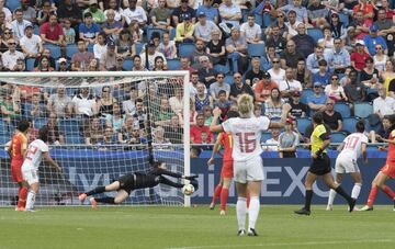 La portera china evitó varias ocasiones de las españolas y fue la principal artífice de que su equipo no encajase ningún gol.