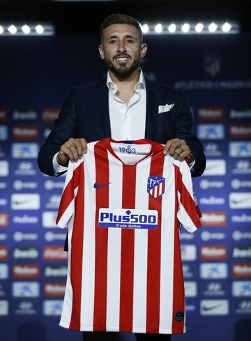 El centrocampista mexicano procedente del Porto ha sido presentado en el Wanda Metropolitano como nuevo jugador del Atlético de Madrid.