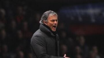 Mourinho da órdenes desde el banquillo.