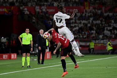 Camavinga y Rubén Peña luchan por un balón.