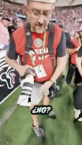 Tan fuerte golpe el que recibió la cámara que su parasol quedó destrozado.